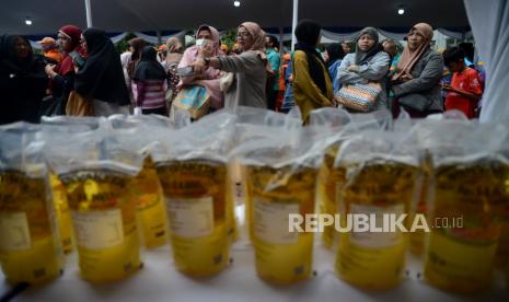 Warga mengantre untuk membeli sembako dalam acara bazar ramadan dan pangan murah di Rusun KS Tubun, Jakarta, Kamis (6/4/2023). Peneliti mengungkapkan penurunan kuota domestic market obligation (DMO) untuk minyak goreng dapat membuka peluang untuk peningkatan ekspor. 