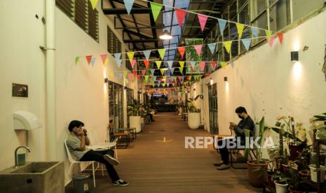 Pengunjung beraktivitas di kawasan Mbloc Space, Jakarta, Selasa (31/8). Pada masa perpanjangan pelonggaran PPKM level 3 di DKI Jakarta yang berlangsung hingga 6 September 2021 mendatang pemerintah memberikan kelonggaran bagi restoran dan pusat perbelanjaan maksimum kapasitas 50 persen dari semula hanya 25 persen dan jam operasional hingga 21.00 WIB. Kawasan Mbloc Space mulai beroperasi kembali dengan mewajibkan pengunjung memiliki sertifikat vaksin yang diakses melalui aplikasi pedulilindungi.id serta menerapkan protokol kesehatan yang ketat. Republika/Thoudy Badai 