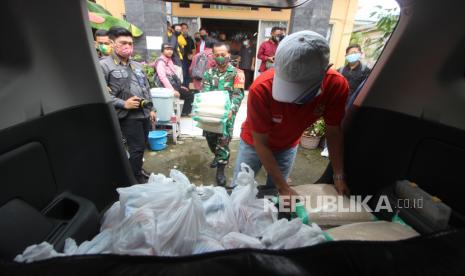 Perbanyak Sedekah Saat Ramadhan. Warga menata paket sembako bantuan yang akan dibagikan kepada masyarakat.