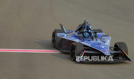 Pebalap Maserati MSG Racing Maximilian Gunther melambaikan tangan kepada penonton usai balapanseri 11 di Jakarta International E-Prix Circuit, Ancol, Jakarta Utara, Ahad (4/6/2023).