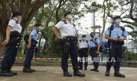 Petugas polisi berjaga di Hong Kong Victoria Park, Jumat, 4 Juni 2021, di mana orang-orang berkumpul di tahun-tahun sebelumnya selama nyala lilin untuk menandai peringatan penumpasan militer 1989 terhadap gerakan mahasiswa pro-demokrasi di Beijing, di Hong Kong. 