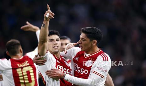 Pemain Ajax, Edson Alvarez (kanan), yang musim ini pindah ke West Ham United. 