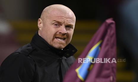 Manajer Burnley Sean Dyche melihat-lihat sebelum pertandingan sepak bola Liga Premier Inggris antara Burnley dan Crystal Palace di stadion Turf Moor di Burnley, Inggris, Senin, 23 November 2020. 