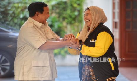 Ketua Umum Partai Gerindra Prabowo Subianto (kiri) bersama politikus sekaligus putri Presiden ke-4 Abdurrahman Wahid atau Gus Dur, Yenny Wahid (kanan) saat tiba di kediaman Prabowo, Jalan Kertanegara, Kebayoran Baru, Jakarta Selatan, Rabu (6/9/2023). Pertemuan tersebut merupakan agenda silaturahmi sekaligus membahas situasi politik saat ini. Selain itu, Yenny Wahid menyampaikan pesan kepada bakal Calon Presiden Prabowo Subianto untuk memilih bakal Calon Wakil Presiden dari kalangan anak muda dalam Pemilihan Presiden 2024 mendatang.