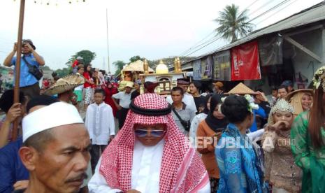 Warga mengikuti Festival Dongdang di Cijangkar, Kelurahan Nanggeleng, Kecamatan Citamiang, Kota Sukabumi, Ahad (30/7/2023). 