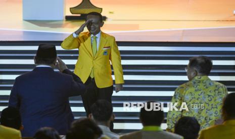 Ketua Umum Partai Golkar Bahlil Lahadalia (tengah) memberikan hormat kepada Presiden Prabowo Subianto (kiri) dan Muhammad Jusuf Kalla (kanan), di HUT ke-60 Golkar, Kamis (12/12/2024).