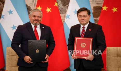  Menteri Luar Negeri Honduras Eduardo Reina (kiri) dan Menteri Luar Negeri China Qin Gang (kanan) berfoto setelah menandatangani komunike bersama di Diaoyutai Guesthouse di Beijing, China, Ahad (26/3/2023).  Honduras menjalin hubungan diplomatik dengan China setelah putus dengan Taiwan.