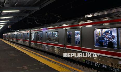 terdengar-suara-ledakan-di-atas-gerbong-krl-kai-akibat-pantograf