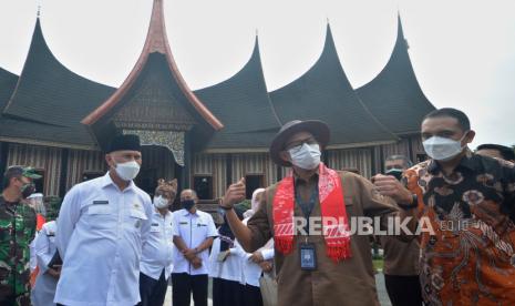 Menteri Pariwisata dan Ekonomi Kreatif (Menparekraf) Sandiaga Uno (kedua kanan) dan Gubernur Sumbar Mahyeldi (kiri) meninjau Rumah Gadang Koto Pilliang di Pusat Dokumentasi dan Informasi Kebudayaan Minangkabau (PDIKM), Padangpanjang, Sumatera Barat, Rabu (21/4/2021). Menparekraf selama tiga hari ke depan akan mengunjungi spot wisata berbasis budaya dan keindahan alam sebagai upaya membangkitkan sektor pariwisata dan ekonomi kreatif di tengah pandemi. 