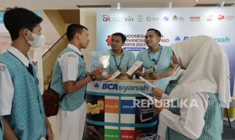 Karyawan BCA Syariah menjelaskan produk perbankan syariah kepada siswa MTSN 39 Jakarta yang merupakan nasabah tabungan pelajar di Jakarta, Senin (22/5/2023) (ilustrasi).