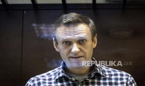 FILE - Pemimpin oposisi Rusia Alexei Navalny melihat fotografer berdiri di Pengadilan Distrik Babuskinsky di Moskow, Rusia, Sabtu, 20 Februari 2021.