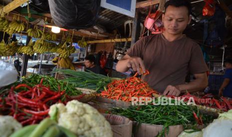 Pedagang memilah cabai rawit di Pasar Sederhana, Kota Bandung, Selasa (15/10/2024). Penjualan eceran pada Oktober melambat,