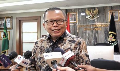 Anggota Komisi III DPR Arsul Sani menanggapi Mahkamah Konstitusi (MK) yang memutuskan menerima gugatan Wakil Ketua Komisi Pemberantasan Korupsi (KPK) Nurul Ghufron soal perpanjangan masa jabatan pimpinan KPK, di ruangannya, Kompleks Parlemen, Jakarta, Jumat (26/5/2023).