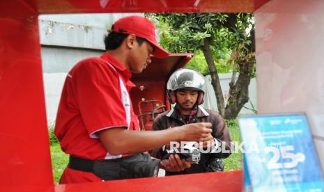 Pengendara melakukan pembayaran usai mengisi Bahan Bakar Minyak (BBM) di SPBU Pondok Ungu, Bekasi, Jawa Barat, Kamis (19/12/2024). Dalam menghadapi libur Natal dan Tahun Baru 2024-2025, Pertamina membentuk Satuan Tugas (Satgas) Nataru 2024-2024 untuk menjamin stok BBM dalam kondisi aman dan lancar dengan menyediakan layanan BBM melalui 7.786 SPBU dan 1.820 SPBU siaga.