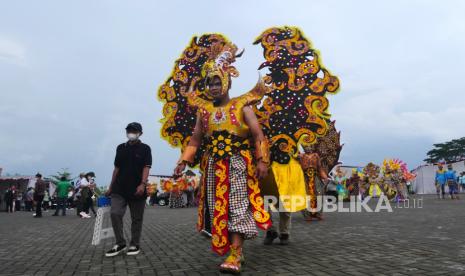 Peserta menggunakan kostum batik saat Jogja Batik Carnival 2021 di Tebing Breksi, Yogyakarta (ilustrasi).