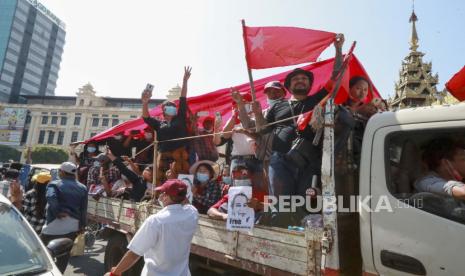  Demonstran berkumpul menyerukan pembebasan Penasihat Negara Myanmar yang ditahan, Aung San Suu Kyi di Yangon, Myanmar Selasa, 9 Februari 2021.