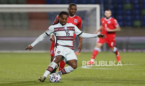  Renato Sanches Portugal (depan) beraksi melawan Christopher Martins dari Luksemburg (belakang) selama pertandingan sepak bola kualifikasi Piala Dunia 2022 antara Luksemburg dan Portugal di Luksemburg, 30 Maret 2021.