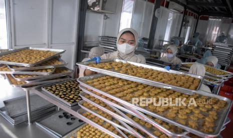 Pekerja menyelesaikan produksi kue kering.