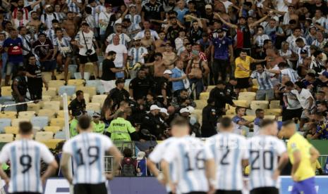 Anggota polisi Brasil mencoba mengendalikan bentrokan antar penggemar sebelum pertandingan sepak bola kualifikasi Piala Dunia FIFA 2026 antara Brasil dan Argentina di stadion Maracana di Rio de Janeiro, Brasil, Rabu (22/11/2023) WIB.