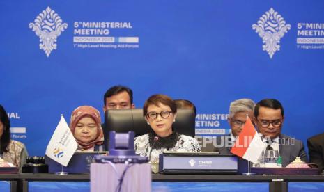 Menteri Luar Negeri Indonesia Retno Marsudi (tengah) menyampaikan pidato pembukaannya pada Pertemuan Tingkat Menteri Forum Kepulauan dan Negara Kepulauan (AIS) ke-5 di Nusadua, Bali, Indonesia, 10 Oktober 2023. Bali menjadi tuan rumah Forum AIS pada 10 hingga 11 Oktober 2023.