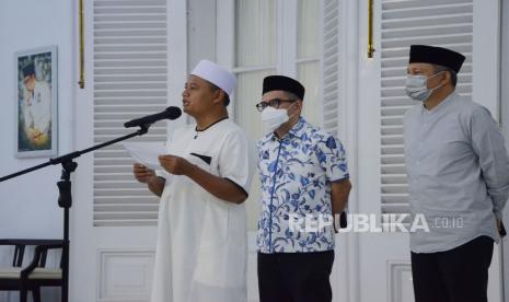 Wakil Gubernur Jawa Barat Uu Ruzhanul Ulum menyampaikan keterangan pers terkait perpanjangan izin Gubernur Jawa Barat Ridwan Kamil untuk mendampingi upaya pencarian pura sulungnya Emmeril Khan Mumtadz (Eril) usai doa bersama untuk Eril, di Gedung Pakuan, Kota Bandung. Senin (30/5). Untuk sementara kepemimpinan pemerintahan di Jawa Barat dilimpahkan pada Wakil Gubernur Jawa Barat Uu Ruhzhanul Ulum sebagai Pelaksana Harian (Plh) Gubernur Jawa Barat.