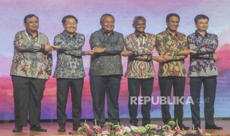  (L-R) Bangko Sentral ng Pilipinas Deputy Governor Francisco Dakila, Deputy Managing Director, Monetary Authority of Singapore Leong Sing Chiong, Indonesia’s Central Bank Governor Perry Warjiyo, Governor Bank Negara Malaysia Rasheed Ghaffour, Deputy Governor Bank of Thailand Ronadol Numnonda, and Deputy Governor State Bank of Vietnam Pham Thanh Ha pose for photographs during the signing ceremony of the expansion of regional payment connectivity, on the sidelines of ASEAN Finance Ministers and Central Bank Governors meeting in Jakarta, Indonesia, 25 August 2023. Indonesia is hosting the 10th ASEAN Finance Ministers and Central Bank Governors Meeting and realted meetings from 22 to 25 August 2023.  