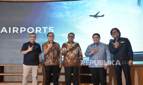 Menteri BUMN Erick Thohir (kedua kanan), Menteri Perhubungan Budi Karya Sumadi (tengah), Wakil Menteri BUMN Kartika Wirjoatmodjo (kedua kiri), Dirut InJourney Dony Oskaria (kanan) dan Dirut InJourney Airports Faik Fahmi (kiri) saat Peresmian InJourney Airports di gedung Sarinah, Jakarta, Senin (9/9/2024). PT Angkasa Pura I dan PT Angkasa Pura II resmi bergabung atau merger menjadi PT Angkasa Pura Indonesia (InJourney Airports) yang akan menjadi bentuk penguatan ekosistem pengelolaan bandara di Indonesia dan melayani 37 bandara di Indonesia dengan satu sistem yang sama. 