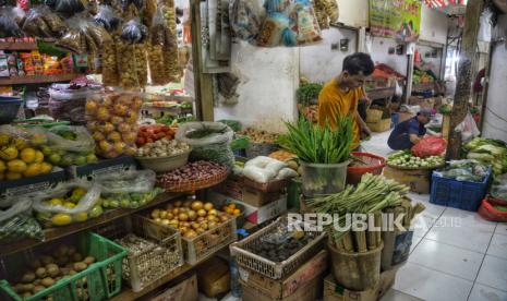 Pedagang menata dagangan di Pasar Rumput, Jakarta, Senin (2/9/2024). Badan Pusat Statistik (BPS) mencatat Indonesia mengalami deflasi sebesar 0,03% (month to month/mtm) pada Agustus 2024. Ini adalah deflasi empat bulan beruntun sejak Mei 2024. BPS menilai, deflasi yang terjadi selama empat bulan berturut-turut di sepanjang 2024 utamanya disebabkan oleh pasokan yang berlimpah.