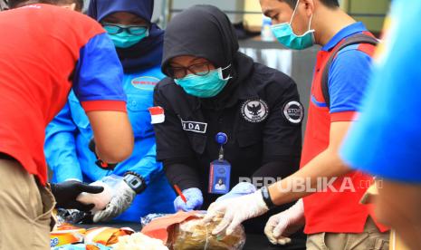 Sejumlah anggota Badan Narkotika Nasional (BNN) melakukan pengujian pada narkotika hasil tangkapan.