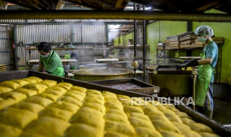 Pekerja menyelesaikan pembuatan tahu di Pabrik Tahu NJ, Jalan Terusan Pasirkoja, Babakan Ciparay, Kota Bandung, Rabu (16/2/2022). Sejumlah perajin tahu tempe di Bandung berencana akan melakukan mogok produksi pada 21-23 Februari 2022, akibat tingginya harga kedelai yang mencapai Rp11.500 yang sebelumnya hanya Rp9 ribu. Meski demikian, Pemerintah Kota Bandung melalui Dinas Perdagangan dan Industri (Disdagin) Kota Bandung meminta perajin untuk tidak mogok produksi dan mempersilakan para perajin untuk menaikkan harga. Foto: Republika/Abdan Syakura