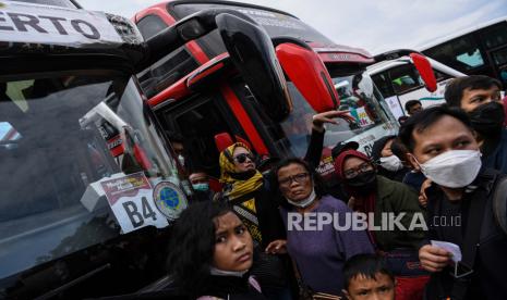 Pemudik mencari bus mereka dalam mudik gratis yang digelar Direktorat Jenderal Perhubungan Darat Kemenhub di Terminal Kampung Rambutan, Jakarta Timur, Jumat (29/4/2022). Kapolda Metro Jaya Irjen Pol Fadil Imran memprediksi puncak arus mudik lebaran 2022 jatuh pada 29 dan 30 April 2022. 