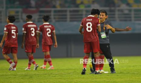 Pelatih Timnas Indonesia Bima Sakti bersalaman dengan pemain Arkhan Kaka usai berhasil menahan imbang Timnas Ekuador pada babak penyisihan Piala Dunia U17 di Stadion Gelora Bung Tomo, Surabaya, jawa Timur, Jumat (10/11/2023). Timnas Ekuador berhasil menahan imbang Timnas Indonesia dengan Skor 1-1. Timnas Indonesia sempat unggul 1-0 berkat gol Arkhan Kaka pada menit ke-22, namun selang enam menit, Timnas Ekuador berhasil menyamakab kedudukan Allen Obando.