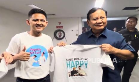 Ketua Umum Partai Gerindra Prabowo Subianto mendapatkan hadiah baju bergambar unik dari seorang pelaku UMKM bernama Surya, seusai menonton konser Ari Lasso di Tennis Indoor Senayan, Jakarta Pusat, Sabtu (8/7/2023) malam.