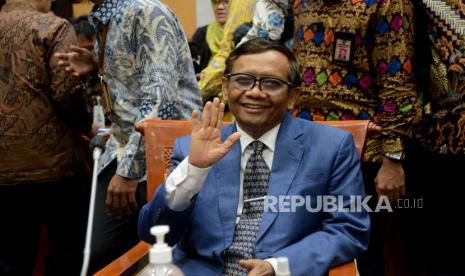 Menko Polhukam yang juga Ketua Komite Koordinasi Nasional PP TPPU Mahfud MD  bersiap mengikuti rapat dengar pendapat bersama Komisi III DPR di Kompleks Parlemen, Senayan, Selasa (11/4/2023). Rapat tersebut membahas tentang laporan hasil rapat Komite Nasional TPPU terkait perkembangan isu transaksi keuangan mencurigakan di Kementerian Keuangan dengan nilai Rp349 triliun.