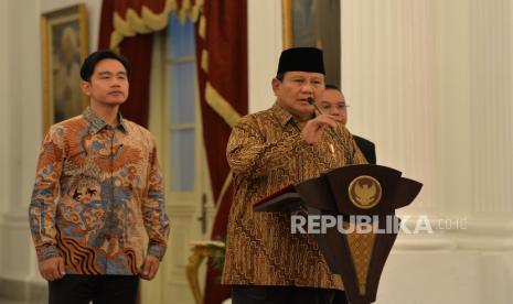 Presiden Prabowo Subianto didampingi Wapres Gibran Rakabuming Raka mengumumkan jajaran menteri Kabinet Merah Putih di Istana Merdeka, Jakarta, Ahad (20/10/2024). Sebanyak tujuh menteri koordinator (Menko), 41 menteri, dan lima pejabat setingkat menteri masuk dalam Kabinet Merah Putih.