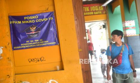 Warga tanpa menggunakan masker saat berkunjung ke Malioboro, Yogyakarta, Ahad (6/11/2022). Tren kasus Covid-19 di Yogyakarta beranjak naik memasuki November, dengan penambahan kasus di atas 100 setiap harinya. Gubernur DIY Sri Sultan Hamengku Buwono X meminta masyarakat untuk memperketat protokol kesehatan kembali, serta mewaspadai lonjakan kasus Covid-19 seperti periode sebelumnya.