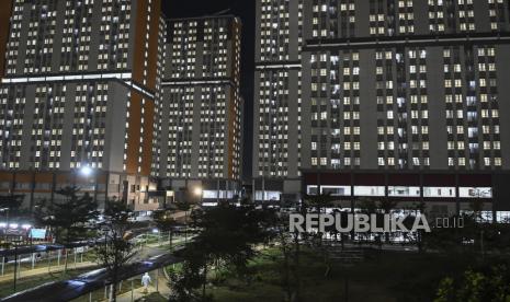 Seorang tenaga kesehatan berjalan di selasar Rumah Sakit Darurat COVID-19 (RSDC) Wisma Atlet Kemayoran, Jakarta, Selasa (15/6/2021). Menurut Koordinator RSDC Wisma Atlet Kemayoran Mayjen TNI Tugas Ratmono, pihaknya menambah jumlah kapasitas tempat tidur menjadi 7.394 dari 5.994 akibat tingginya penularan COVID-19 di wilayah DKI Jakarta dan sekitarnya. 