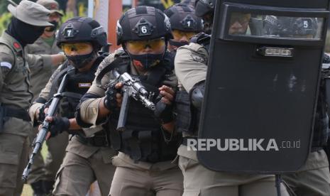 Sejumlah personel Brimob mengikuti lomba Wanteror Polda Jatim di Polda Jawa Timur, Surabaya, Jawa Timur, Selasa (11/8/2020). Lomba Peragaan Dalmas Sabhara, Bela Diri Polri dan Wanteror Brimob Polda Jatim yang digelar dalam rangka Kesiapan Pengamanan Pilkada Serentak Tahun 2020 itu sekaligus untuk meningkatkan kemampuan personel Sabhara serta Brimob dalam menjalankan tugas-tugasnya. 