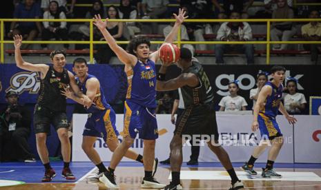 Pebasket Satria Muda Pertamina Julian Alexandre Chalias (ketiga kiri) berusaha menghadang pebasket Bima Perkasa Jogja Garrius De Marquise Holloman (kedua kanan) dalam pertandingan Indonesia Basketball League (IBL) 2024 di GOR Pertamina Arena Simprug, Jakarta, Jumat (1/3/2024). Pada pertandingan tersebut Satria Muda Pertamina berhasil mengalahkan Bima Perkasa Jogja dengan skor akhir 86-57.