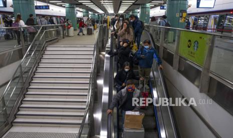  Penumpang menuju ruang keberangkatan di stasiun Lok Ma Chau setelah dibukanya kembali perbatasan dengan China daratan, di Hong Kong, Ahad, 8 Januari 2023. 