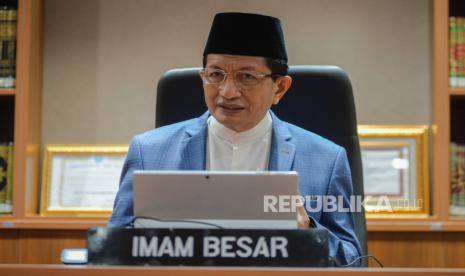 Imam Besar Masjid Istiqlal Nasaruddin Umar berpose saat wawancara khusus bersama Republika di ruangannya di Masjid Istiqlal, Jakarta, Selasa (28/7). Dalam wawancara tersebut membahas tentang progres renovasi Masjid Istiqlal.