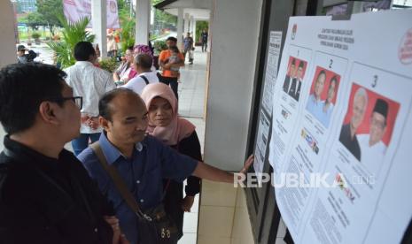 Disabilitas netra menyimak penjelasan pendamping sebelum melakukan pencoblosan menggunakan hak suarannya di Pemilu 2024, di TPS Wyata Guna, Jalan Pajajaran, Kota Bandung, Jawa Barat, Rabu (14/2/2024). Saat melakukan pencoblosan, para disabilitas netra umumnya tidak menggunakan surat suara khusus, mereka memilih ditemani seorang pendamping.