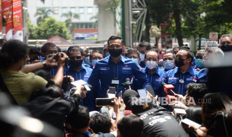 Ketua Umum Partai Demokrat Agus Harimurti Yudhoyono (AHY) saat tiba di Kantor Direktorat Jenderal Administrasi Hukum Umum Kementerian Hukum dan HAM, Kuningan Jakarta, Senin (8/3). Tujuan kedatangan AHY beserta jajaran pengurus tingkat daerah tersebut ingin menyampaikan pada Kemenkumham jika kongres luar biasa (KLB) yang digelar kubu Moeldoko di Deli Serdang, Sumatra Utara (Sumut), ilegal.Prayogi/Republika.