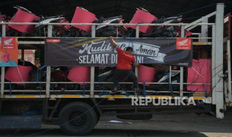 Sejumlah petugas menyusun motor pemudik ke atas truk saat kegiatan pelepasan truk mudik bareng Honda di pelataran parkir Bhanda Ghara Reksa (BGR) Kelapa Gading, Jakarta Utara, Kamis (4/4/2024). PT Astra Honda Motor (AHM) memberangkatkan sekitar 28 truk untuk mengantar 1.109 kendaraan milik pemudik dengan rute Jakarta-Yogyakarta, Jakarta-Semarang dan program ini merupakan salah satu upaya AHM dalam melayani konsumen bersilaturahmi dengan keluarga di kampung halaman pada Hari Raya Idul Fitri 1445 H. 