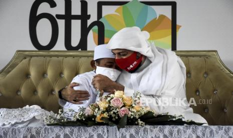 Syekh Ali Jaber (kanan) memeluk Muhammad Al Gifari (kiri) saat pertemuannya di sela acara Milad Yayasan Nuurun Nisaa di Cihanjuang, Kabupaten Bandung Barat, Rabu (11/10). Dalam pertemuannya tersebut, Syekh Ali Jaber berencana memberangkatkan Umrah Muhammad Al Gifari atau yang akrab disapa Akbar dan mengangkatnya menjadi anak angkat. Foto: Abdan Syakura/Republika