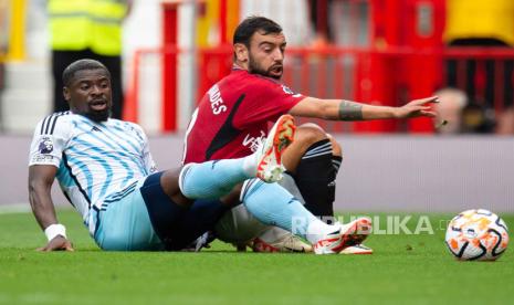 Kapten MU Bruno Fernandes (kanan) saat melawan Nottingham Forest. 