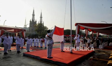 Pasukan Pengibar Bendera (Paskibra) mengibarkan bendera saat upacara HUT ke-77 RI di kawasan Masjid Istiqlal, Jakarta, Rabu (17/8/2022). Masjid Istiqlal pertama kali menggelar upacara lintas agama dalam memperingati HUT ke-77 RI dengan harapan menjadi momentum persatuan antar umat beragama. Upacara tersebut diikuti juga oleh pelajar dari Madrasah dan pengelola Istiqlal.