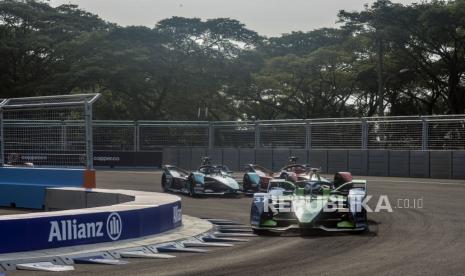 Sejumlah pembalap melaju saat pertandingan babak final Formula E seri kesembilan di Jakarta International E-Prix Circuit (JIEC), Jakarta, Sabtu (4/6/2022). Pertandingan tersebut dimenangkan oleh pembalap dari Jaguar TCS Racing Mitch Evans yang berhasil merebut posisi pertama, pembalap DS Techeetah Jean Eric Vergne pada posisi kedua dan pembalap Rokit Venturi Racing Edoardo Mortara pada posisi ketiga. Republika/Putra M. Akbar 