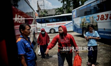 Calon penumpang bergegas menaiki bus di Terminal Bus Antar Kota Antar Provinsi (AKAP) Agen Pondok Pinang, Jakarta, Selasa (6/9/2022). Sejumlah agen bus AKAP di terminal tersebut melakukan penyesuaian tarif tiket bus seiring dengan kenaikan harga bahan bakar minyak (BBM) sebesar 10 persen hingga 15 persen dari harga sebelumnya atau mengalami kenaikan mulai dari Rp50.000 hingga Rp100.000.  