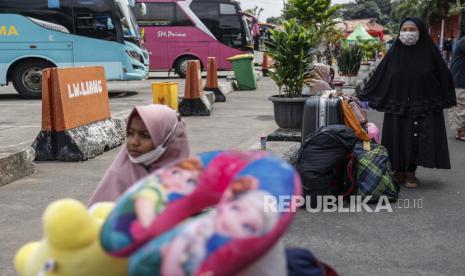 Orang-orang menunggu bus yang akan mengantar mereka ke kampung halaman di terminal bus Kampung Rambutan, Jakarta, Indonesia, 27 April 2022. Jumlah Pemudik di Terminal Kampung Rambutan H-5 Lebaran Masih Stabil